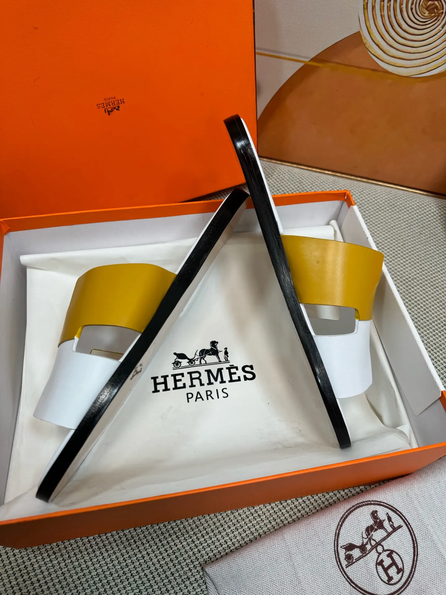 👟👟Ex-factory price 560👟👟 "HERMES" [Classic Original Version] Hermès; Top 🔝 Purchasing Agency 🔍🔍 Men's Latest 🇺🇸 Counter Sales Simultaneously, Original Imported from Italy: Silk Cowhide · Prominent (High-end · Nobility · Grade) Exquisite Workmanship (Italian 🇮🇹 Imported Water Dye Brand Wear-resistant ultra-thousand leather feet) Soles: Original soles specially provided by the original factory, ⚠exclusive double-layer movable rubber molded outsole; super comfortable, wear-resistant, non-slip, environmentally friendly🌳🌳🌳, real photos taken🎬The real ones are more beautiful🔍🔍 (high quality, single goods), you can enter and exit the counter at will* Code number: 38·39·40·41·42·43·44# (45# can be customized) (46 47➕30 customization is not returnable) Welcome to place an order...☕